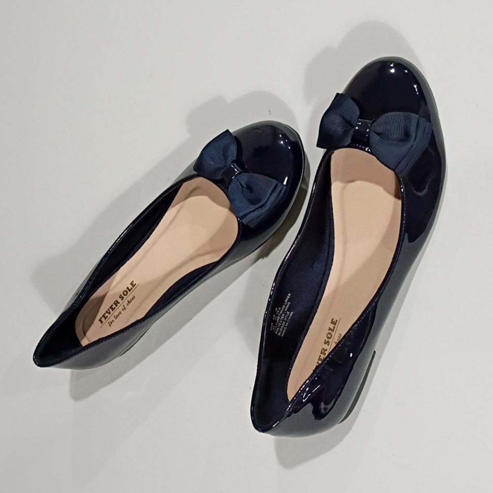 Fever Sole Women's Glossy Navy Blue Flats with Bow Design Size 10. NWNT
